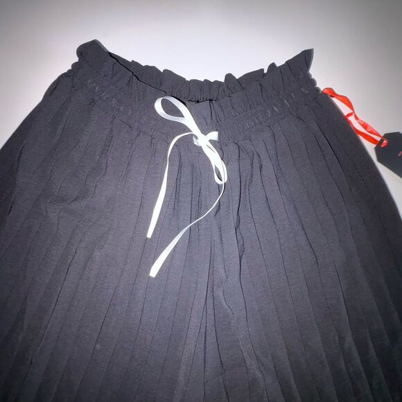 C'est Toi Black Pleated Wide Leg Culotte Pants High Rise Elastic Waist Small NWT - Picture 4 of 9